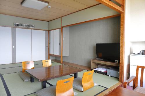 room detail thumbnail 2