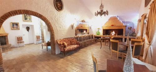 DIMORA IL CAMALEONTE country apartments with pool