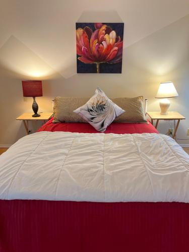 Stylish Cozy Deluxe Room in Surrey- Central Location Close to Amenities in Surrey, Canada