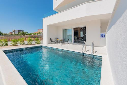 Apartments with Private Pool for 14