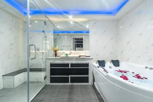 room detail thumbnail 2