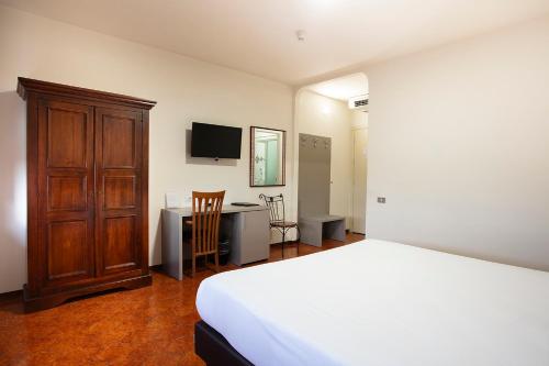CDH Hotel Modena - image 11