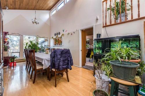 Beautiful Cozy Lively Private Room in a Great Location in Surrey, Canada