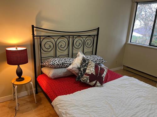 Beautiful Cozy Lively Private Room in a Great Location in Surrey, Canada