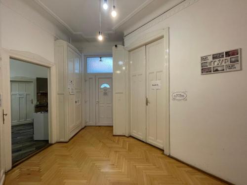 White Pearl Rooms - image 8