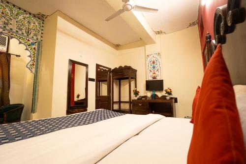 room detail thumbnail 2