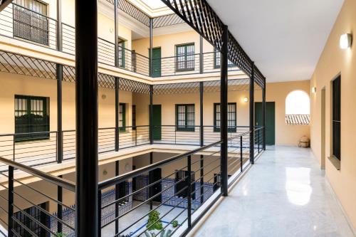 Apartamento con terraza en Sevilla centro by Rent Me - image 2