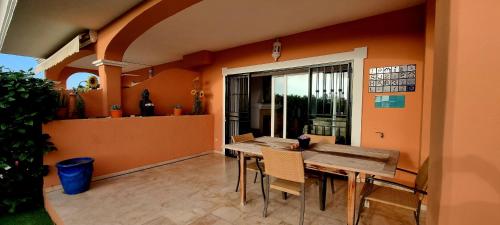 Estepona - Playa - Villa en Park Beach con terraza y jardín privado PB6 (Estepona - Playa - Villa en Park Beach con terraza y jardin privado PB6) in ปลายา เดล ซอล บียากานา