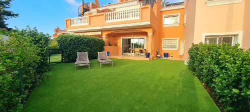 Estepona - Playa - Villa en Park Beach con terraza y jardín privado PB6 (Estepona - Playa - Villa en Park Beach con terraza y jardin privado PB6) in ปลายา เดล ซอล บียากานา