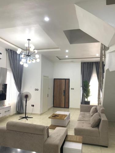 Vast Court: Urban Elegance, Your Oasis of Comfort!