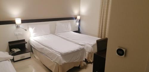 Superior Triple Room image 4