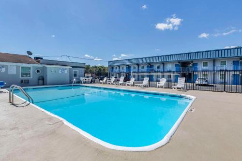 Rodeway Inn - image 14