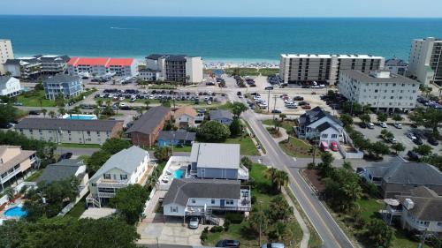 Beach Breeze 1, short walk to Atlantic Ocean, pet friendly, very quiet & family friendly in Myrtle Beach, USA