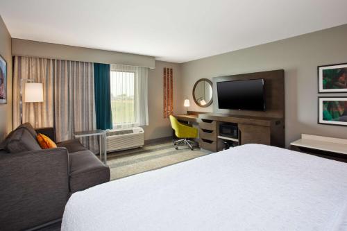 Hampton Inn by Hilton Union City Room Type - King Room with Sofa Bed - Non-Smoking