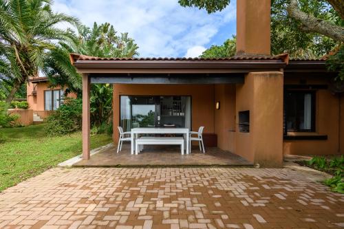 酒店外观, San Lameer Villa 2204 - 2 Bedroom Classic - 4 pax - San Lameer Rental Agency in 南布隆姆