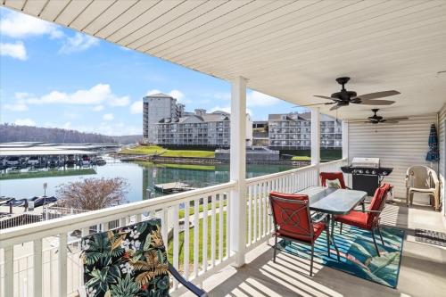 Lake Front Condo with a Balcony!, Osage Beach