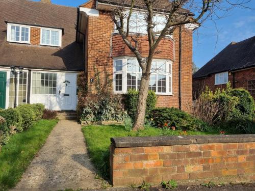 Beautiful 4 bedroom house 7 minutes from Luton Airport