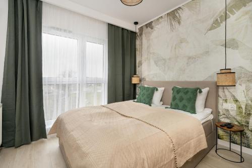 Tasteful Beige Apartment with Parking by Noclegi Renters