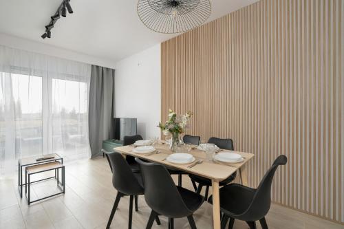 Tasteful Beige Apartment with Parking by Noclegi Renters - image 5