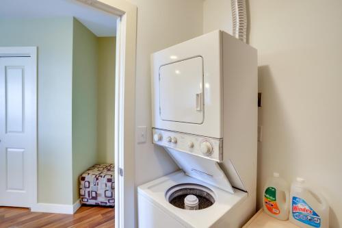 St Joseph Condo Less Than 1 Mi to Beach and Downtown!