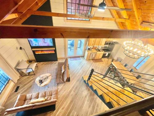Modern lake side nest• HOTUB Fenced YARD king beds in Sevierville, USA