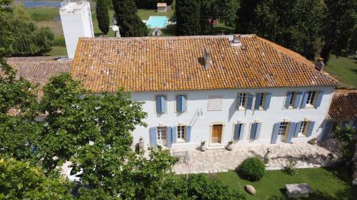 Mas du Versadou, dans un espace naturel protégé, piscine couverte chauffée toute l'année, Spa et salle de jeux - Albaron