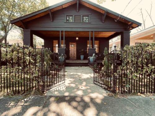 Midnight Bungalow, near Cargo District & Downtown Wilmington