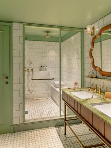 room detail thumbnail 2