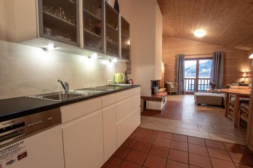 Kitchen, Lake and Mountain View in Erlberg
