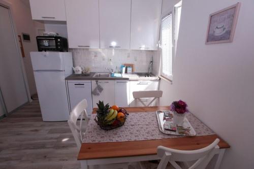 Studio Apartment with Sea View image 7