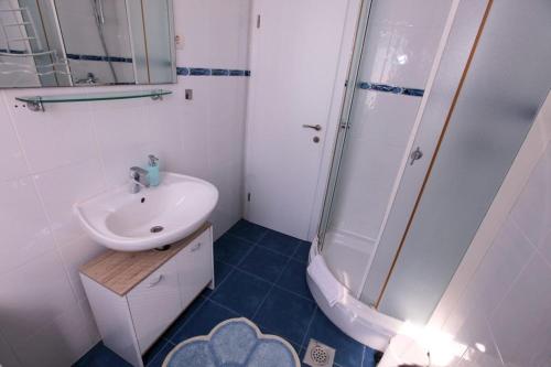 Studio Apartment with Sea View image 2