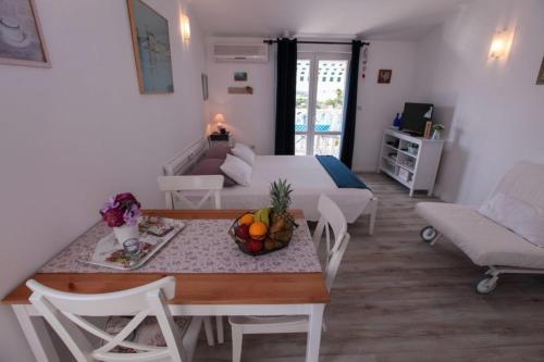 Studio Apartment with Sea View image 9