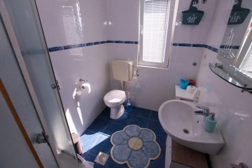 Studio Apartment with Sea View image 1