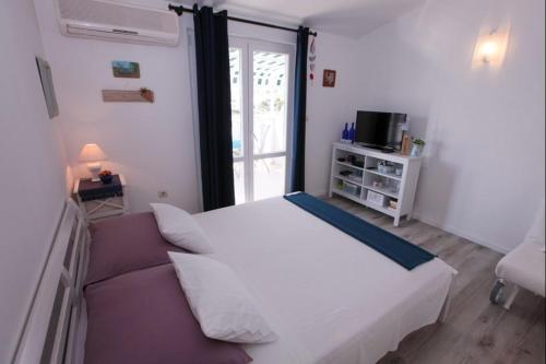 Studio Apartment with Sea View image 3