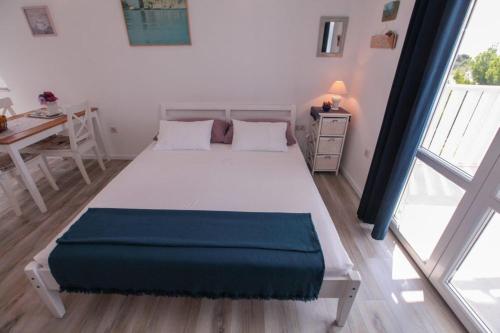 Studio Apartment with Sea View image 10