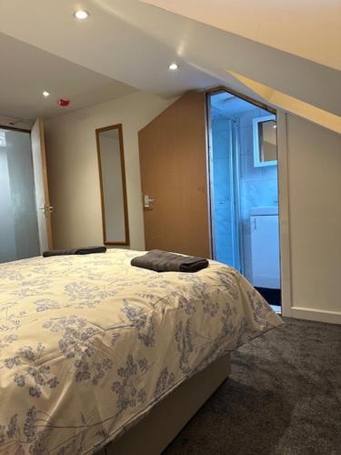 Luton Home near Airport Private & Shared Bathroom Option