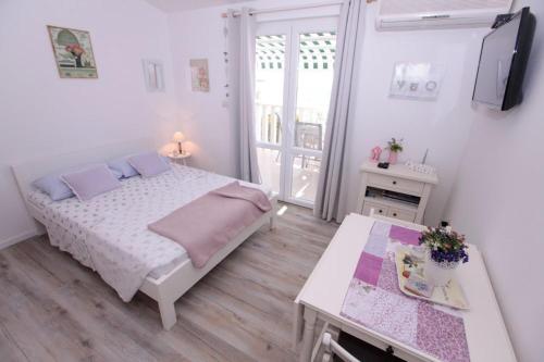 One-Bedroom Apartment image 6
