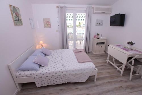 One-Bedroom Apartment image 7