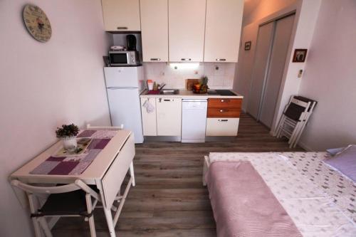 One-Bedroom Apartment image 5