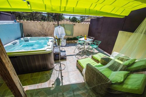 Gîte avec jacuzzi privatif dans un mas provençal gîte à louer Allègre-les-Fumades