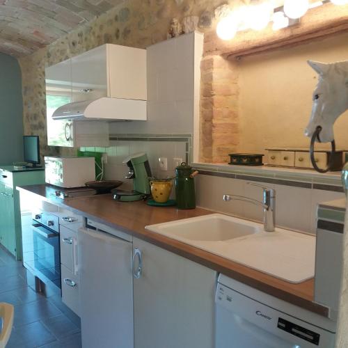 Gîte avec jacuzzi privatif dans un mas provençal (Gite avec jacuzzi privatif dans un mas provencal) in Allegre-les-Fumades
