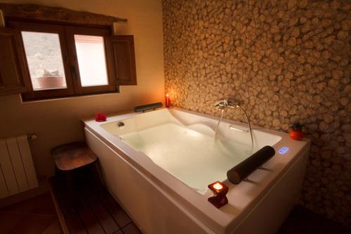 romantic house for 2 or 4 people with jacuzzi