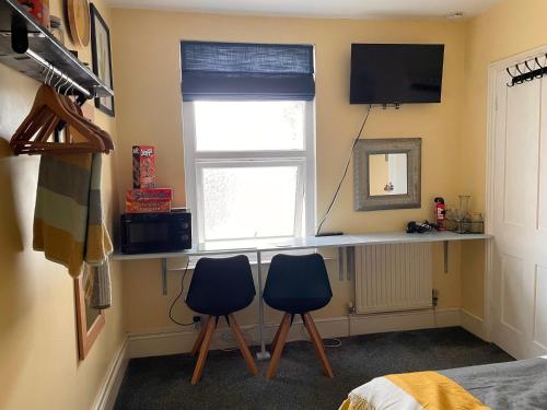 Double Room in Newhaven with own TV & Microwave -plus cereal and toast breakfast