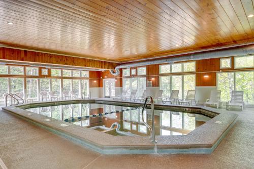 Bartlett Mtn Retreat 1 Mi to Attitash Ski Lifts in บาร์ตเลต (NH)