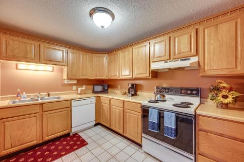 Bartlett Mtn Retreat 1 Mi to Attitash Ski Lifts in บาร์ตเลต (NH)