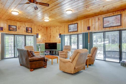 Bartlett Mtn Retreat 1 Mi to Attitash Ski Lifts in บาร์ตเลต (NH)