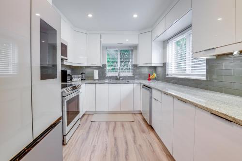 Upscale Condo - 2 Blocks to Riviera Beach! in West Palm Beach, USA