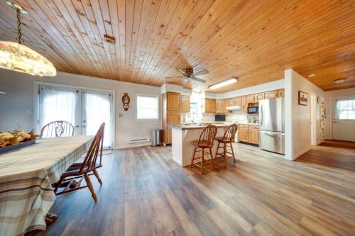 North Jackson Vacation Rental with Wraparound Deck! in 俄亥俄州坎菲爾德
