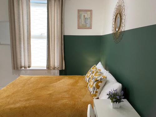 London Road Flats - Free WIFI, washing machine, smart TV, easy access to A50 London Road Flats - Free WIFI, washing machine, smart TV, easy access to A50