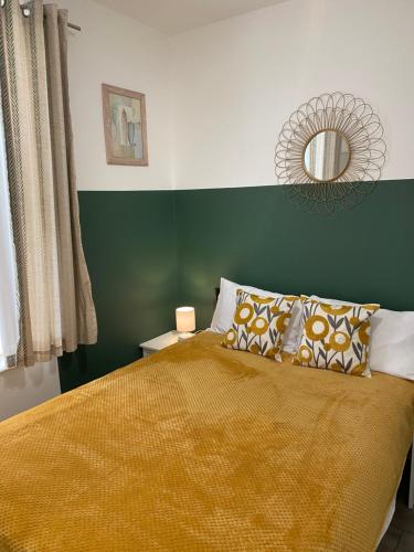 London Road Flats - Free WIFI, washing machine, smart TV, easy access to A50 London Road Flats - Free WIFI, washing machine, smart TV, easy access to A50